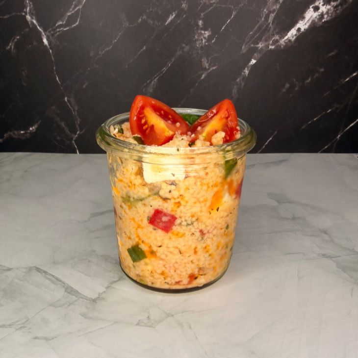 Couscous Salat mit Hirtenkäse im Glas