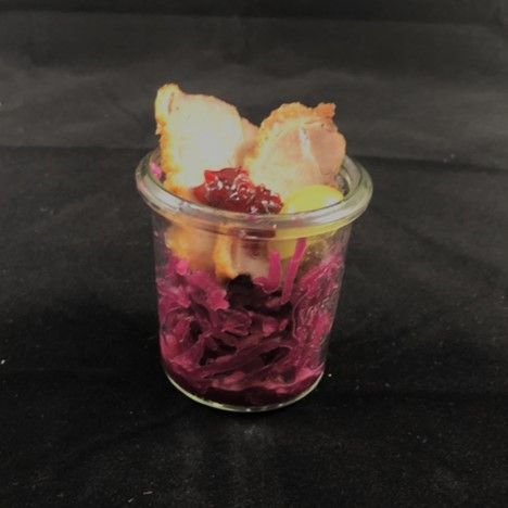 Flugente auf Apfel-Blaukrautsalat