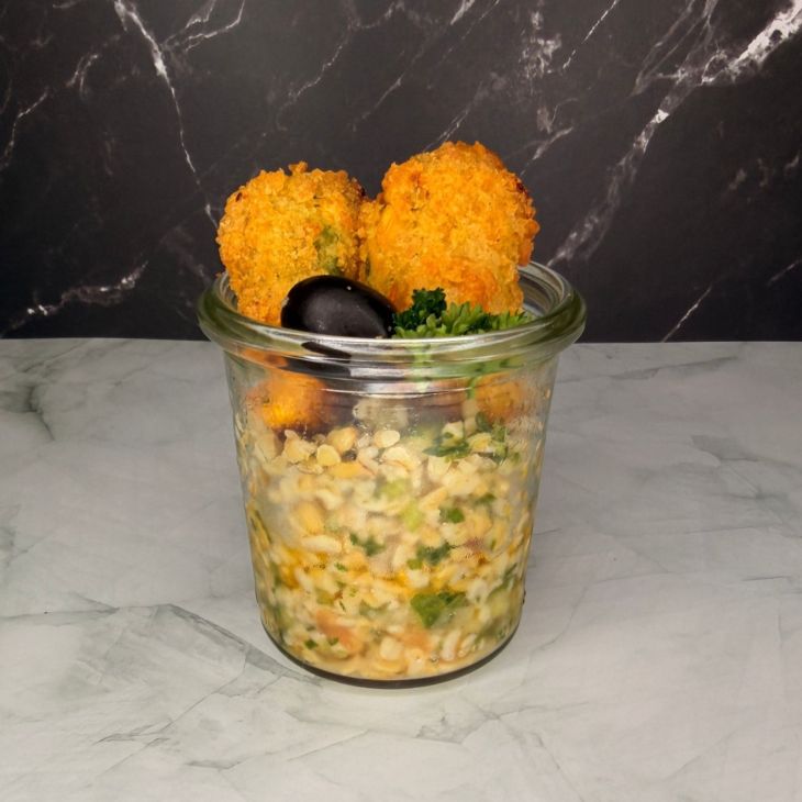 Gemüsenugget auf Bulgursalat im Glas