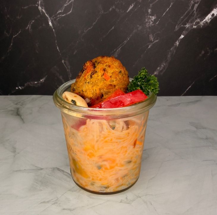 Gemüsereisbällchen auf Glasnudelsalat