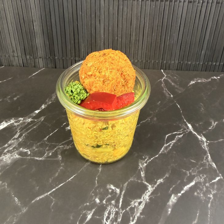 Kürbis-Falafel auf Quinoasalat im Glas
