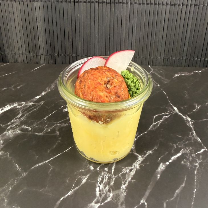 Hackbällchen mit Kartoffelsalat im Glas
