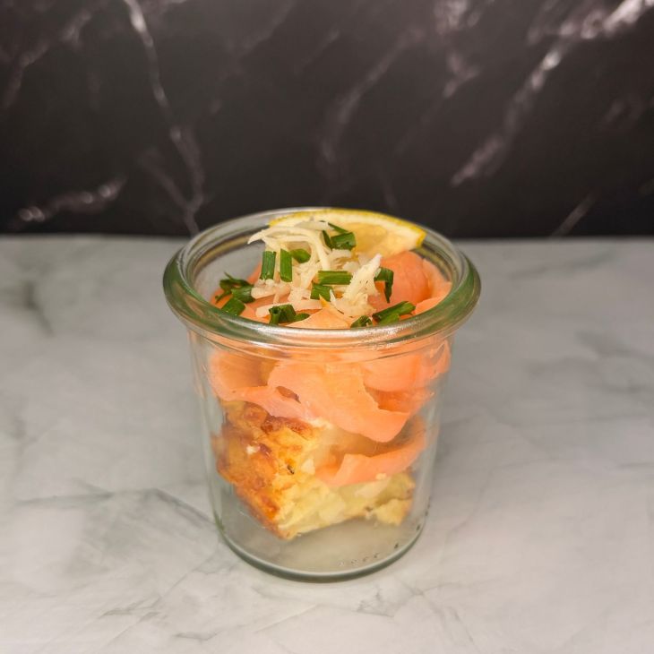 Räucherlachs auf Rösti mit Merrettich im Glas